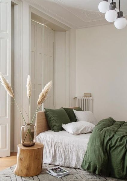 Светлое необработанное дерево в интерьере #1