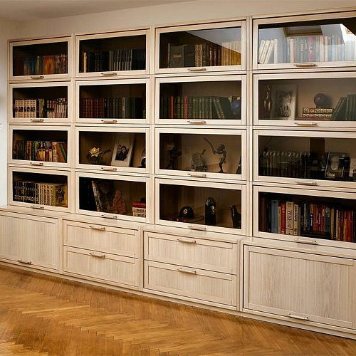 Книжный шкаф