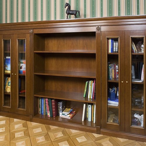 Книжный шкаф